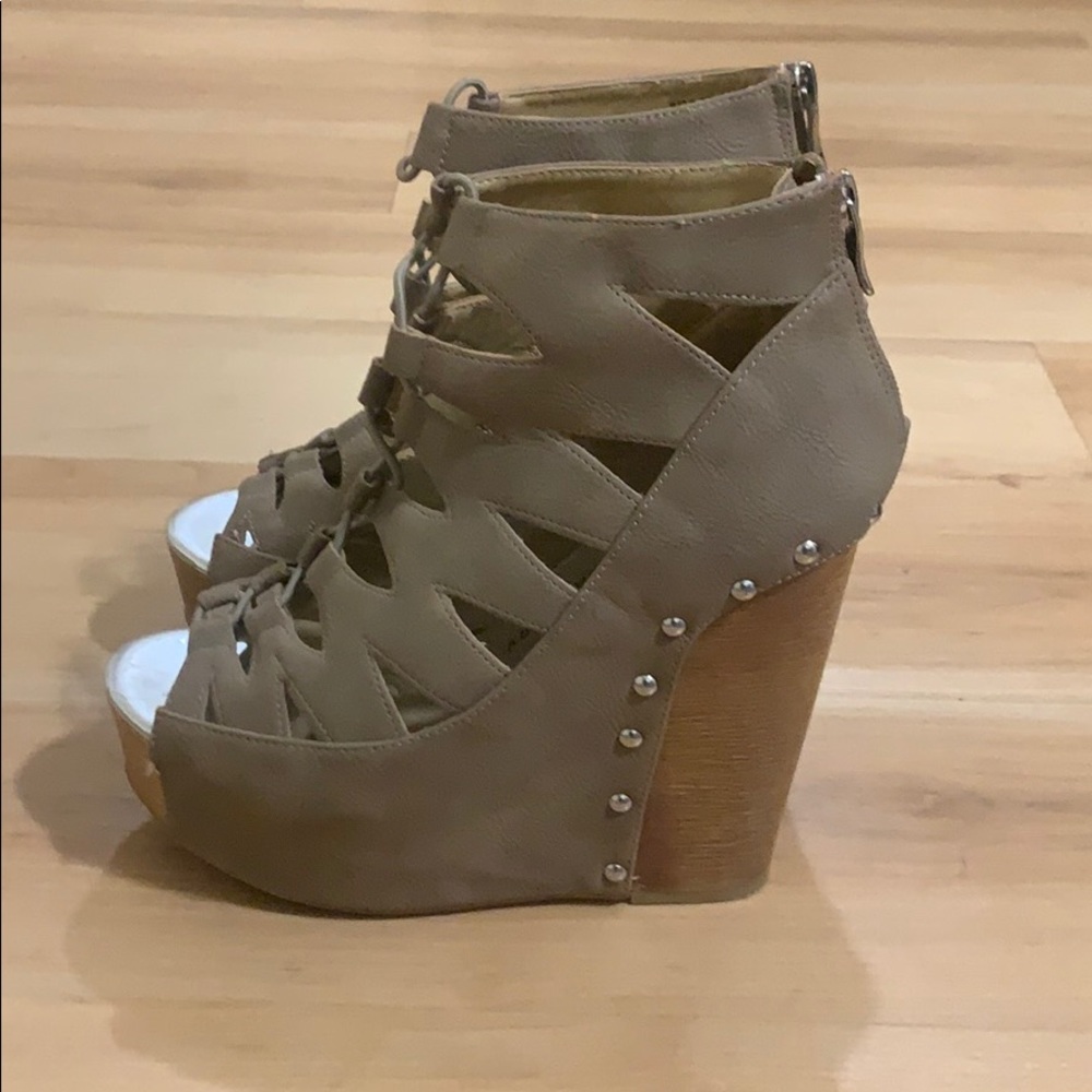 Peep-Toe Platform.
